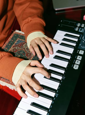 将歌曲翻唱成不同风格或内容